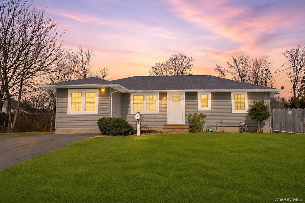 109 New York Avenue, Bay Shore