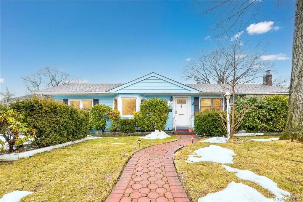 1662 Greenway Boulevard, North Valley Stream
