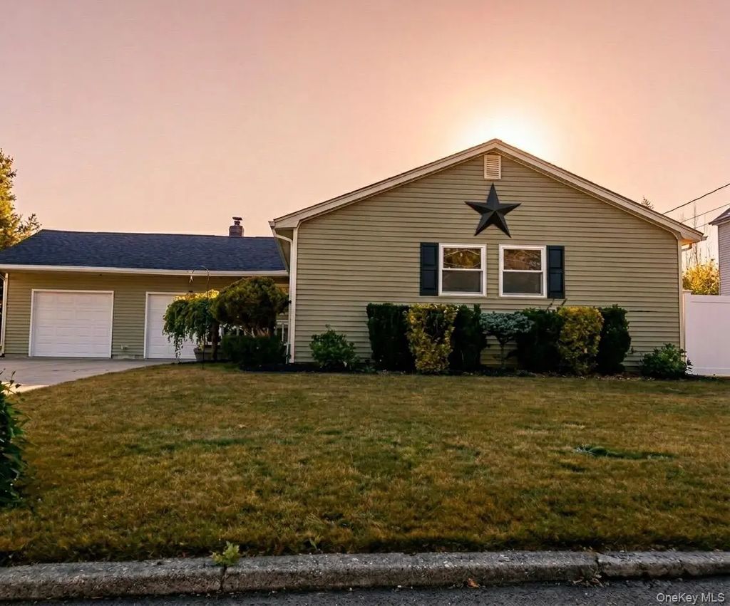 1458 Hummel Avenue, Holbrook
