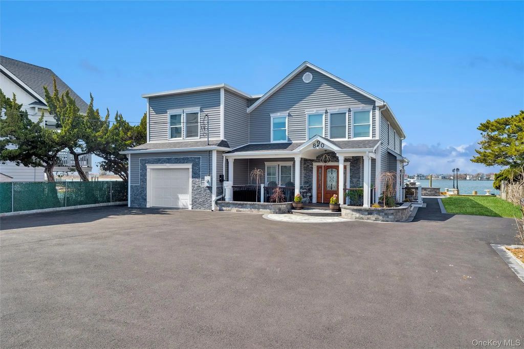 890 S Long Beach Avenue, Freeport