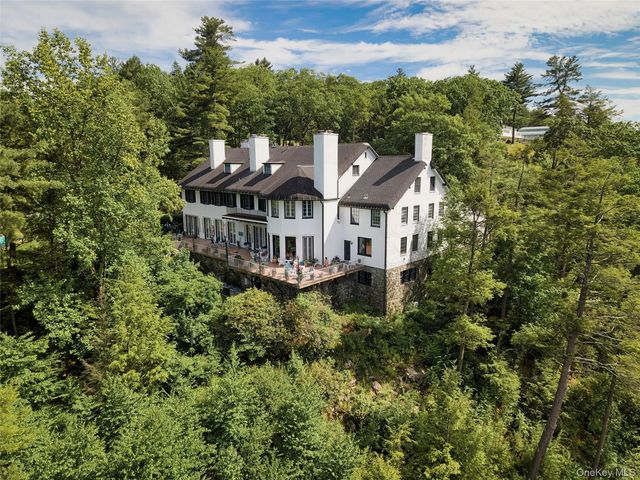 225 E Lake Road, Tuxedo Park