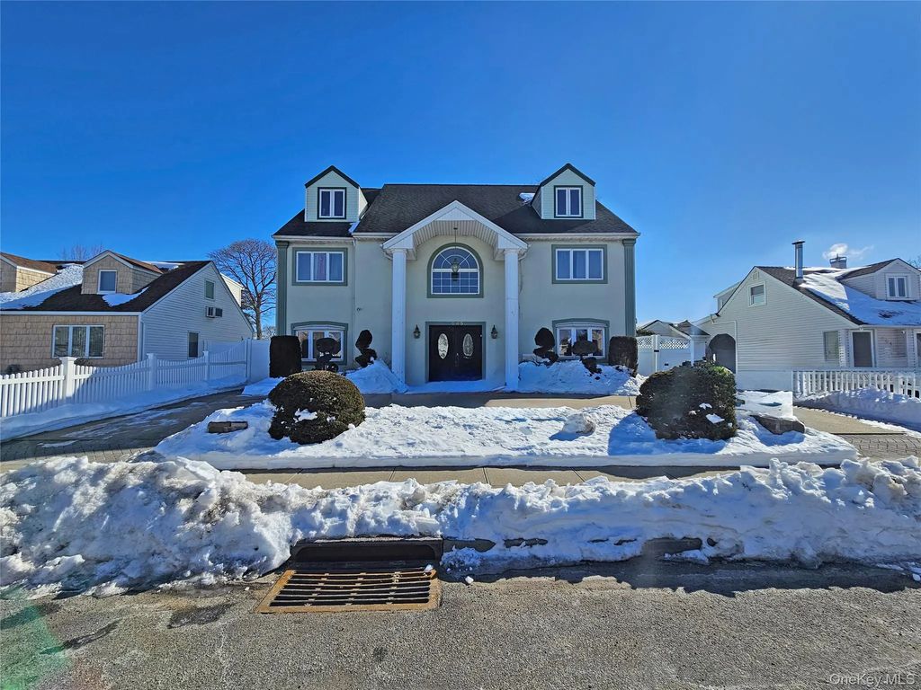 645 W Wyngate Drive W, Valley Stream