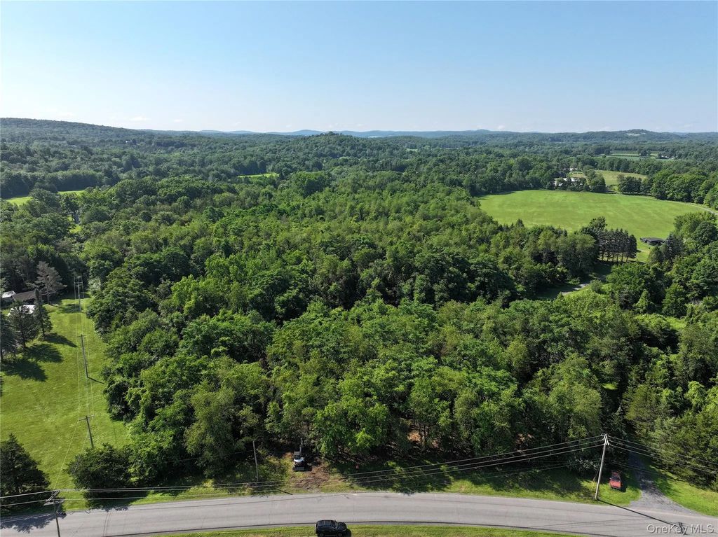 Bells Pond Road, Hudson