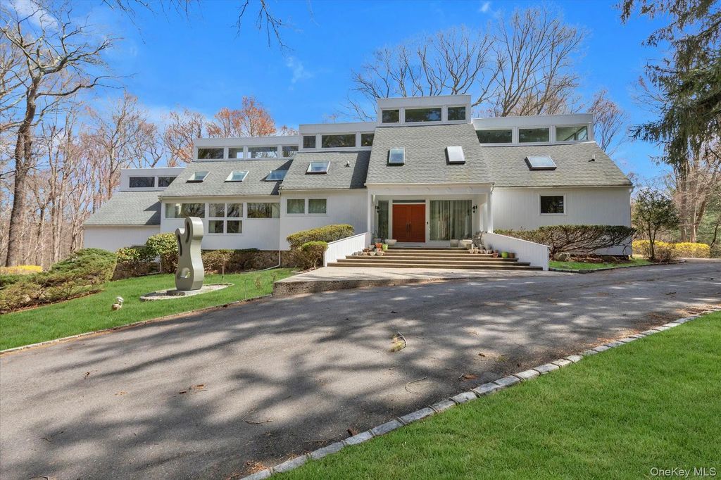 16 Serein Court, Syosset