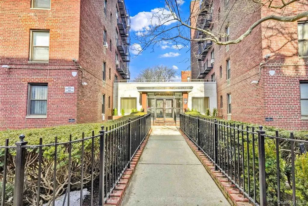 141-05 Pershing Crescent # 516, Briarwood