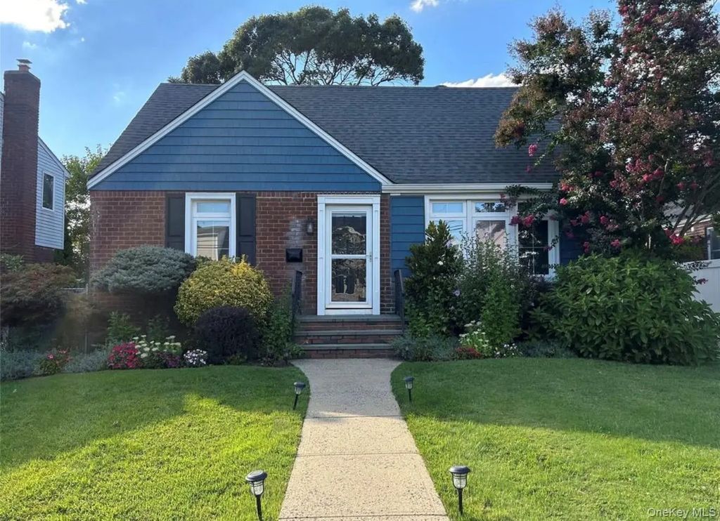 422 St Agnes Place, Franklin Square