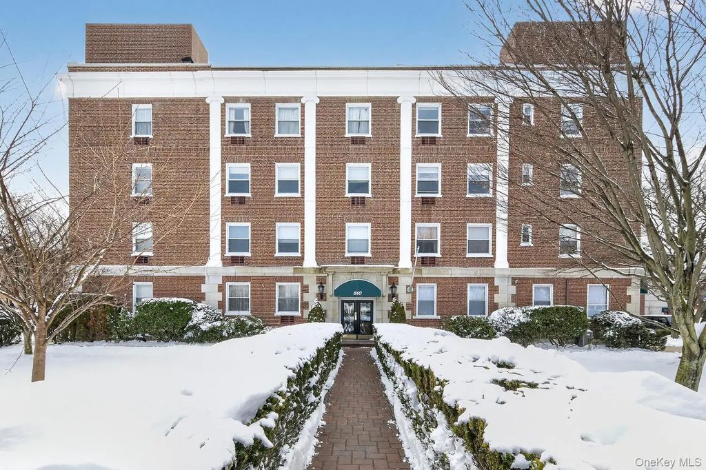 360 Stewart Avenue 2b, Garden City
