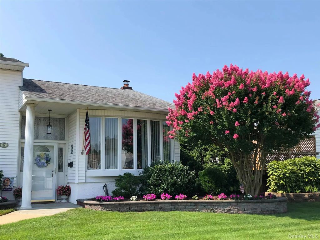 366 Clearmeadow Drive, East Meadow