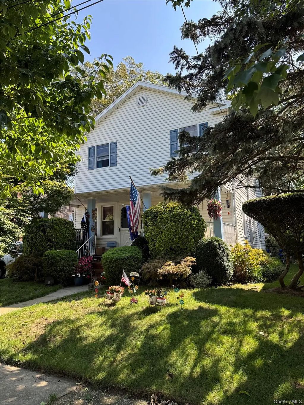 18 Derby Court, Malverne