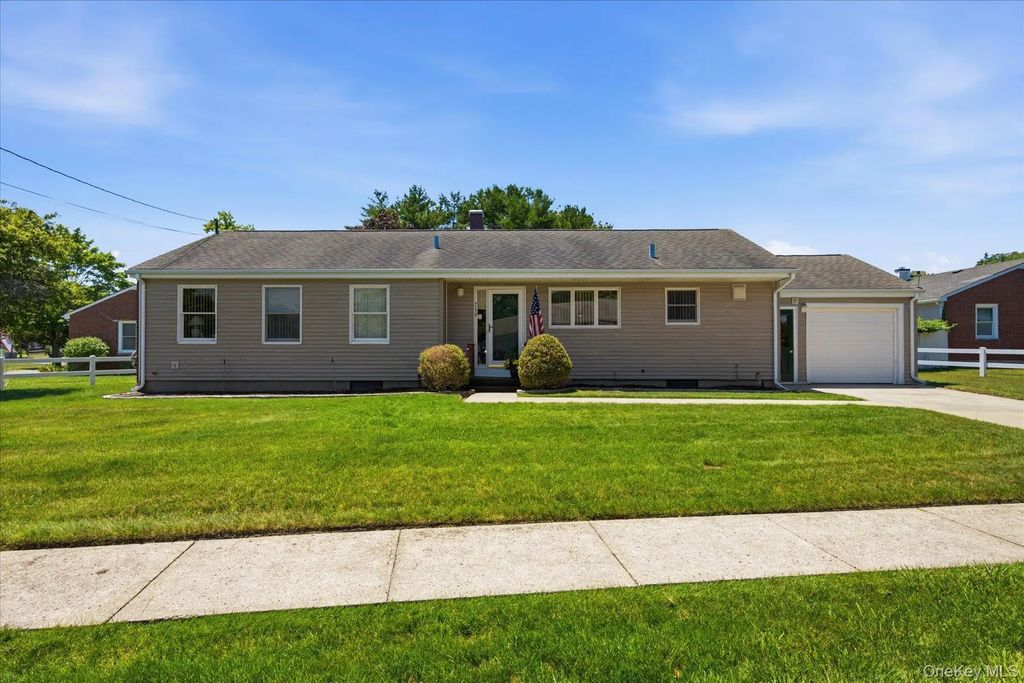 718 Patrick Street, Westhampton