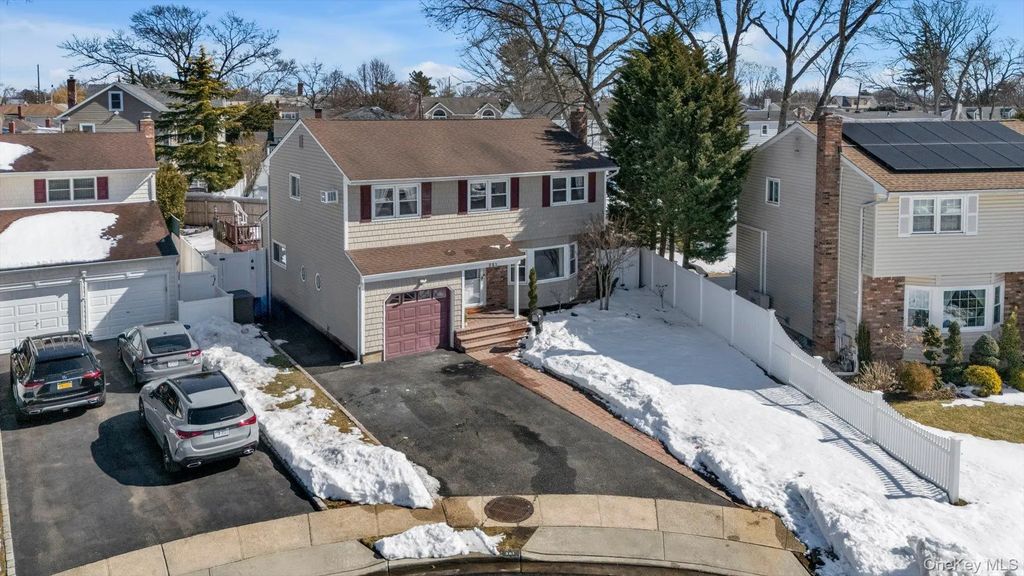 381 Robyn Place, East Meadow