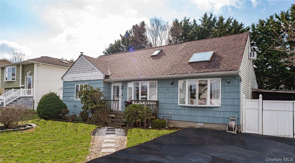14 Willoughby Place, West Islip