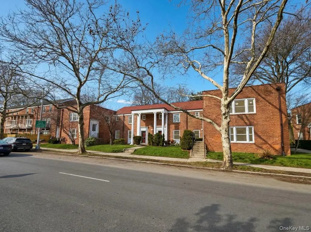 144-37 Grand Central Parkway # 74e, Briarwood