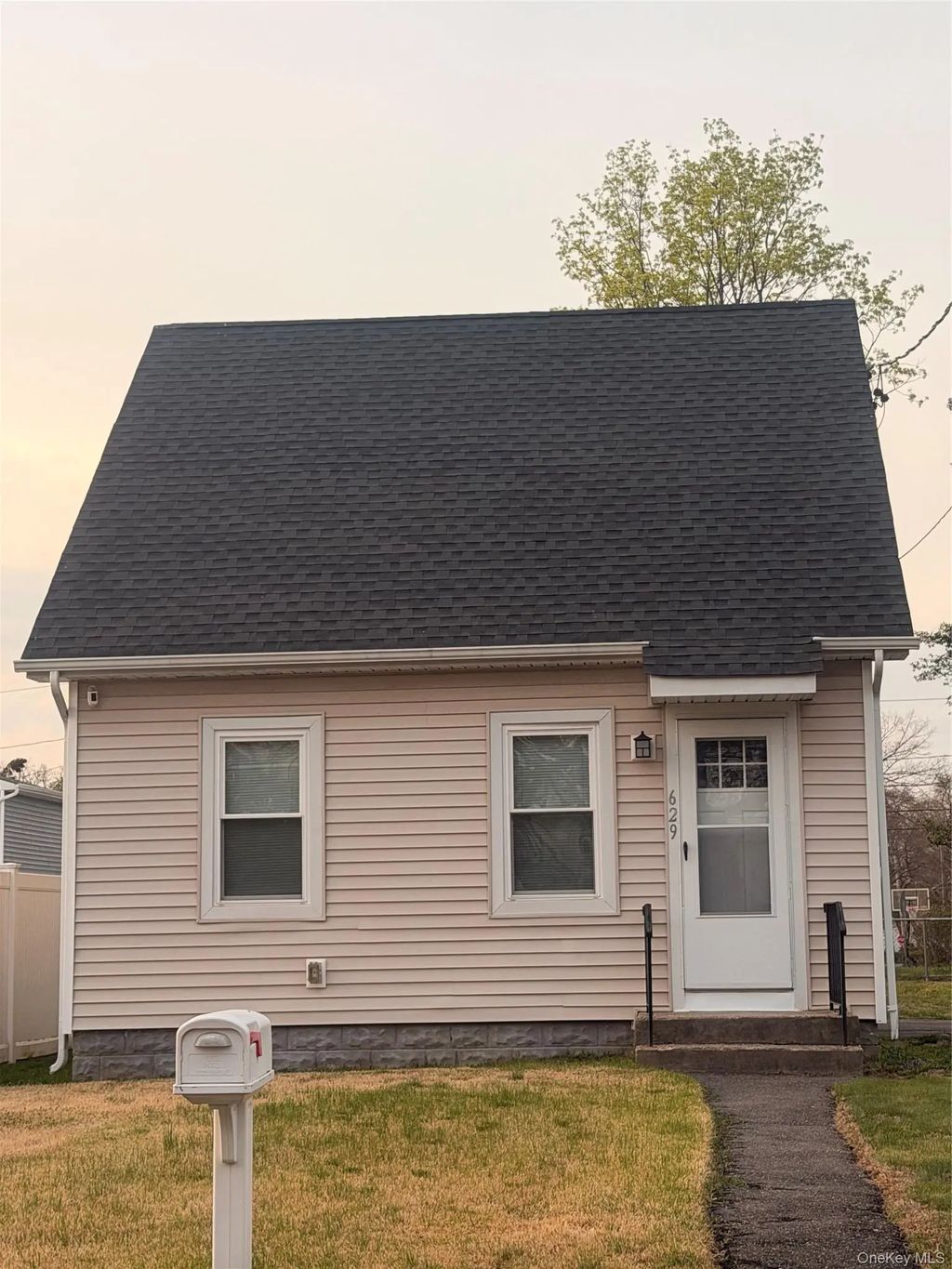 629 Lakeway Drive, West Babylon