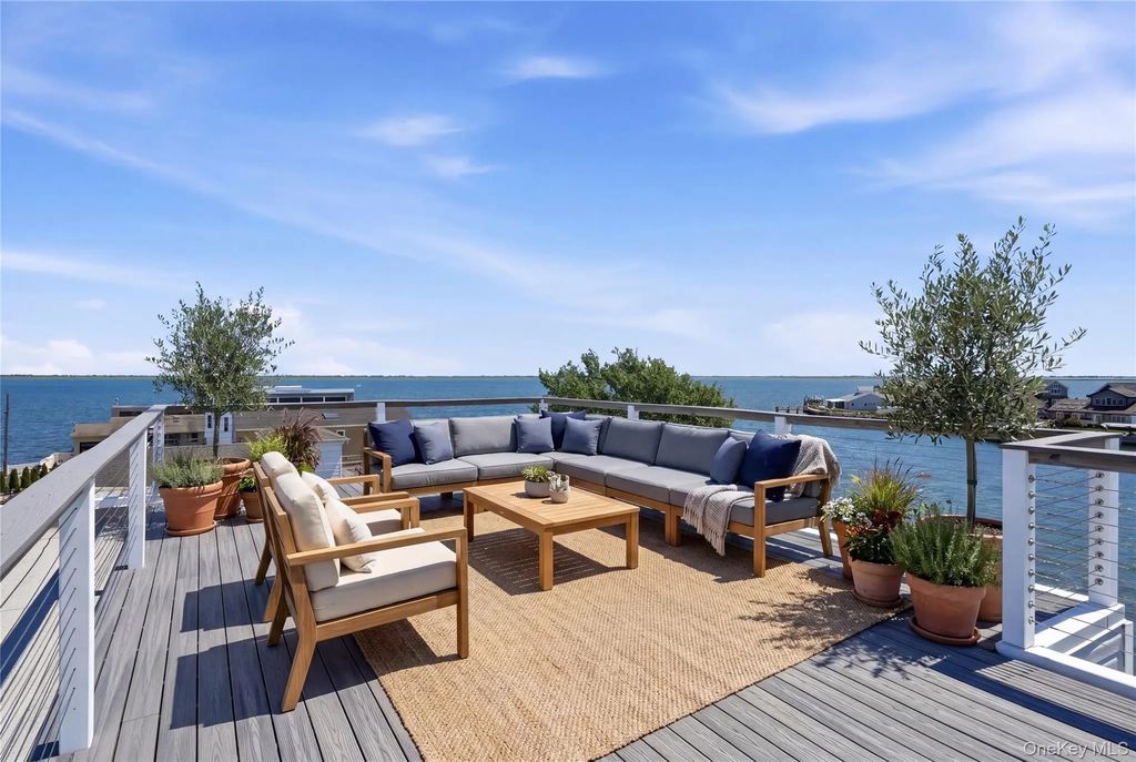 298 W Lido Promenade, Lindenhurst