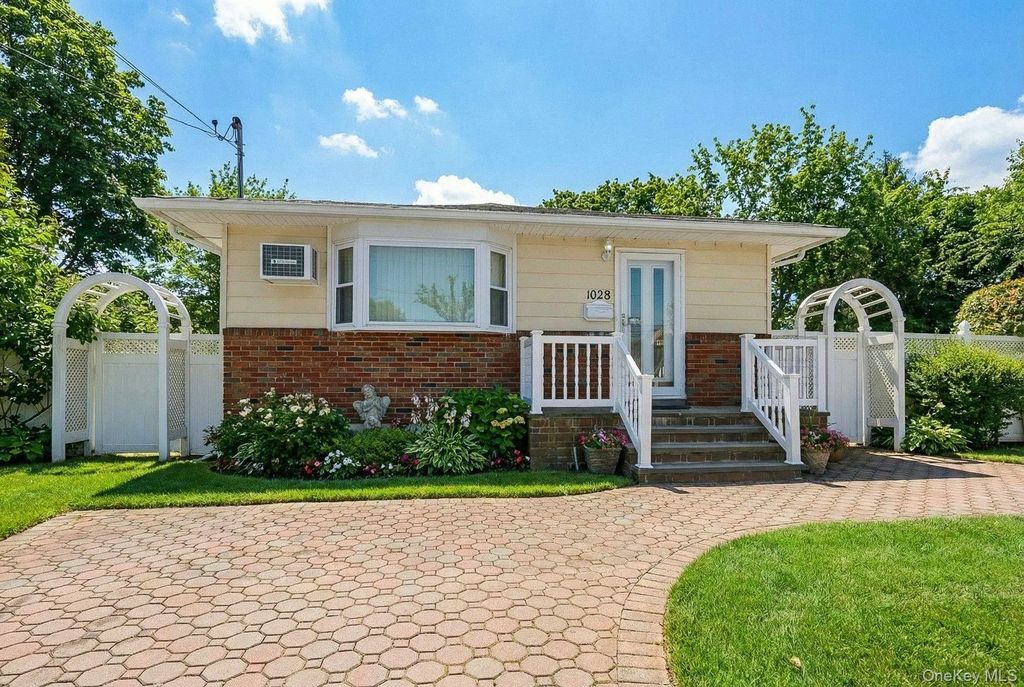 1028 Thomas Avenue, Baldwin
