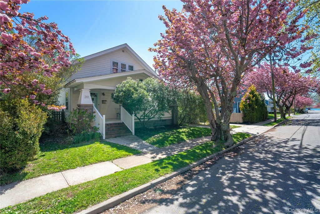 210 5th Street, Greenport