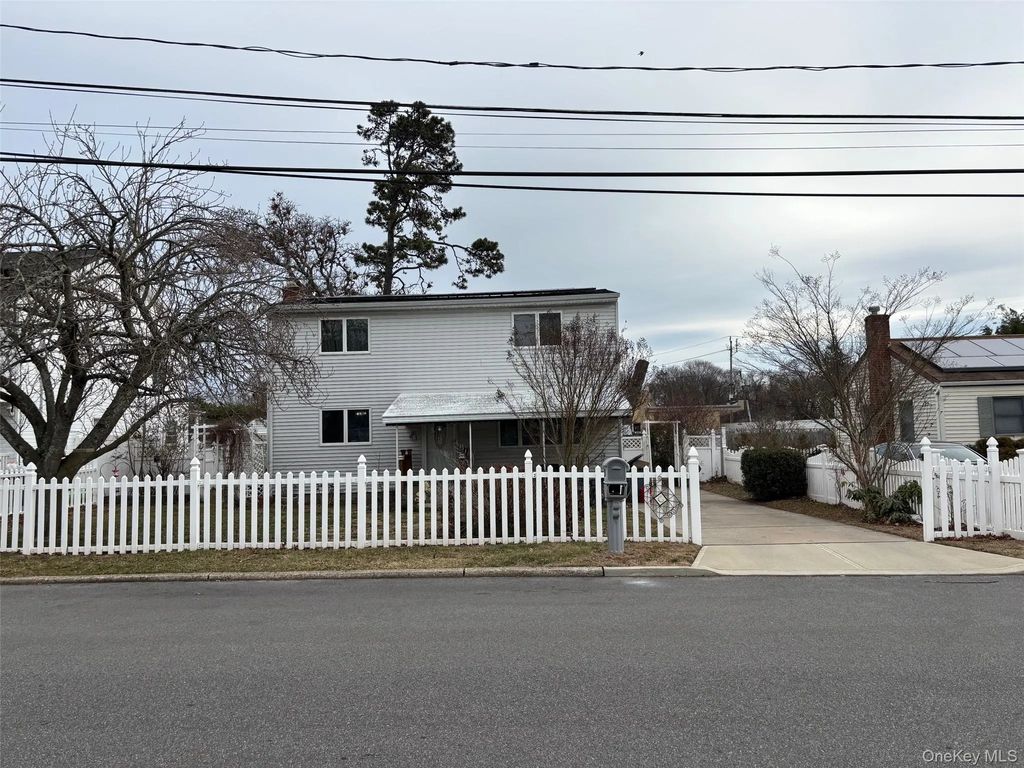 33 Lakewood Avenue, Ronkonkoma