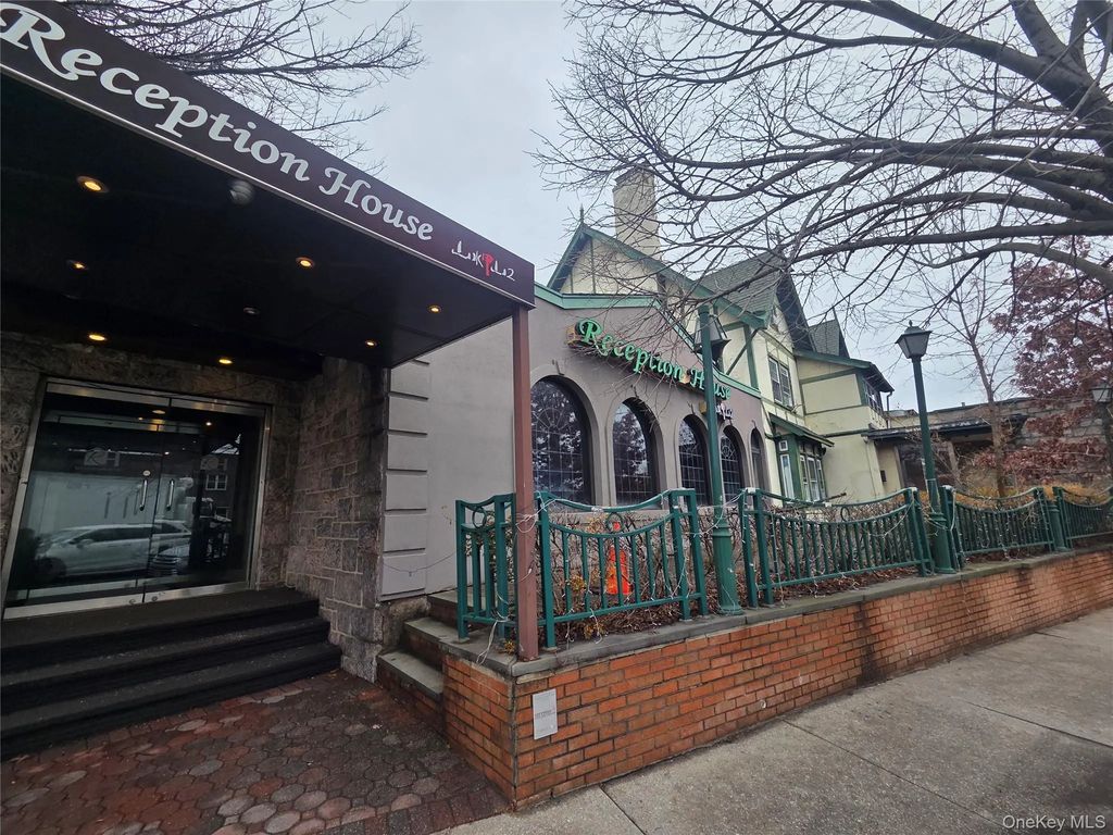 167-17 Northern Boulevard, Flushing