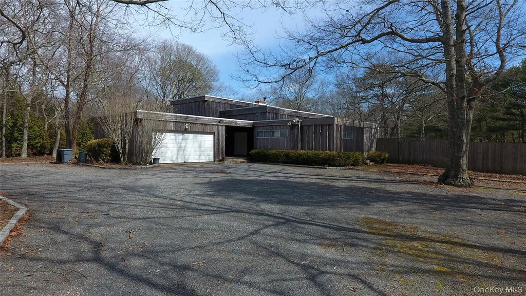 19 Fox Hollow Drive, East Quogue