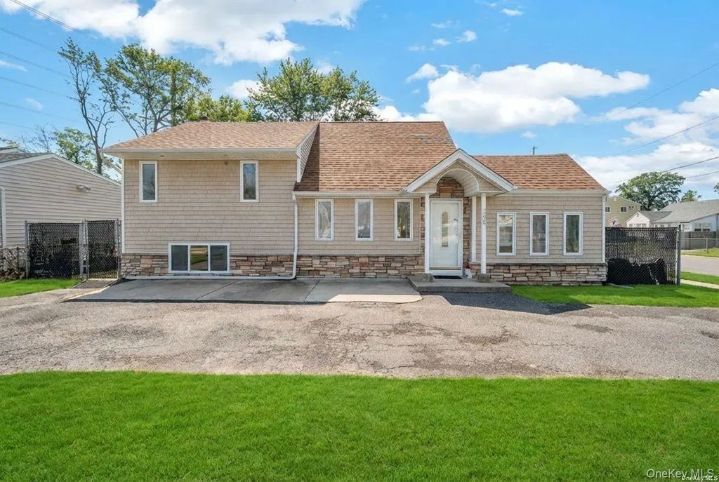 266 Ronkonkoma Avenue, Ronkonkoma