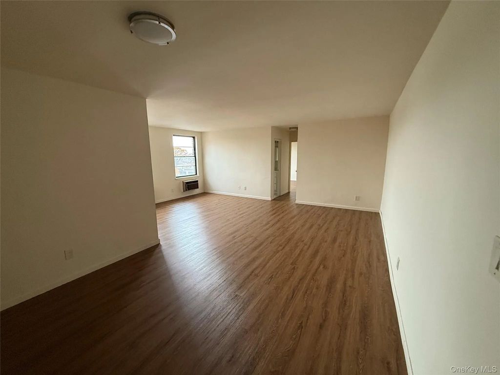 190 First Street 5e, Mineola