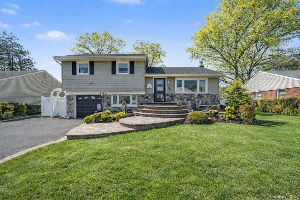 57 Richfield Street, Plainview