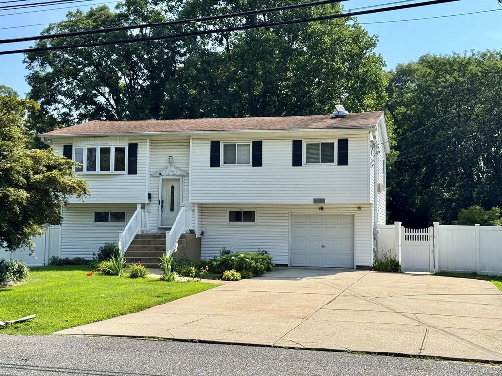1081 Bay Shore Avenue, Bay Shore
