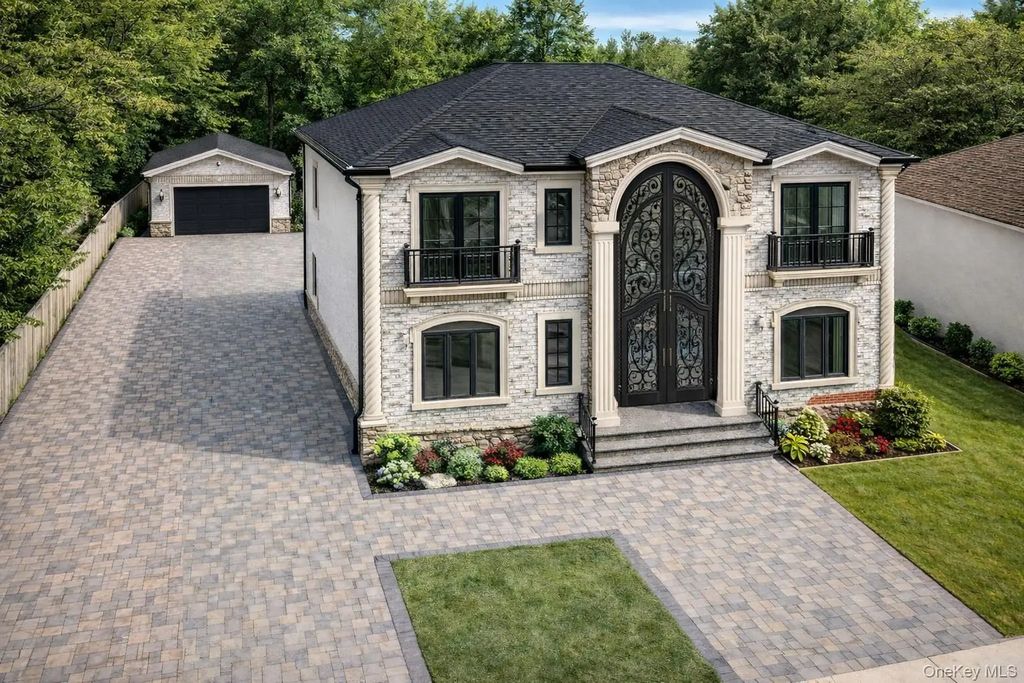 2520 Falcon Street, East Meadow