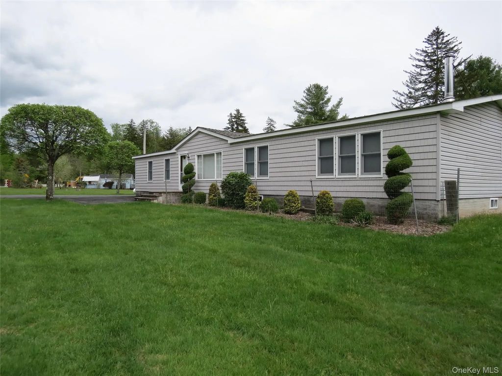 698 Cooley Road, Parksville