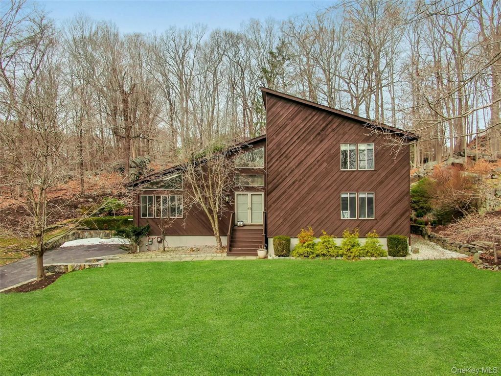 17 Chester Court, Cortlandt Manor