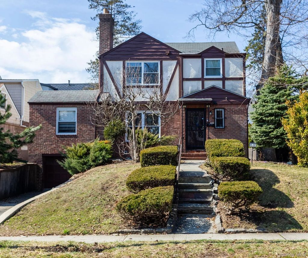 85-32 213th Street, Hollis Hills
