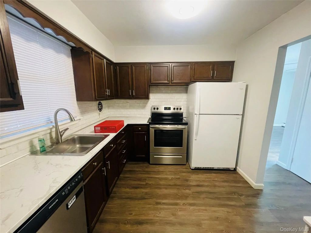 585 Tabor Place 1, East Meadow
