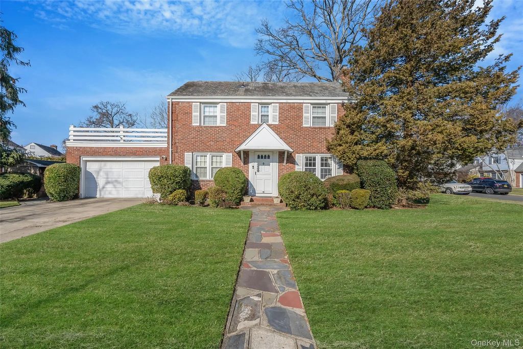 15 Seeley Court, Malverne