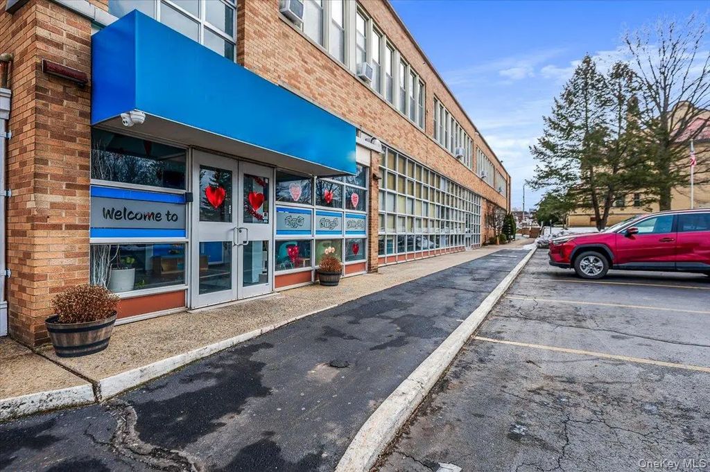 1346 Broadway, Hewlett