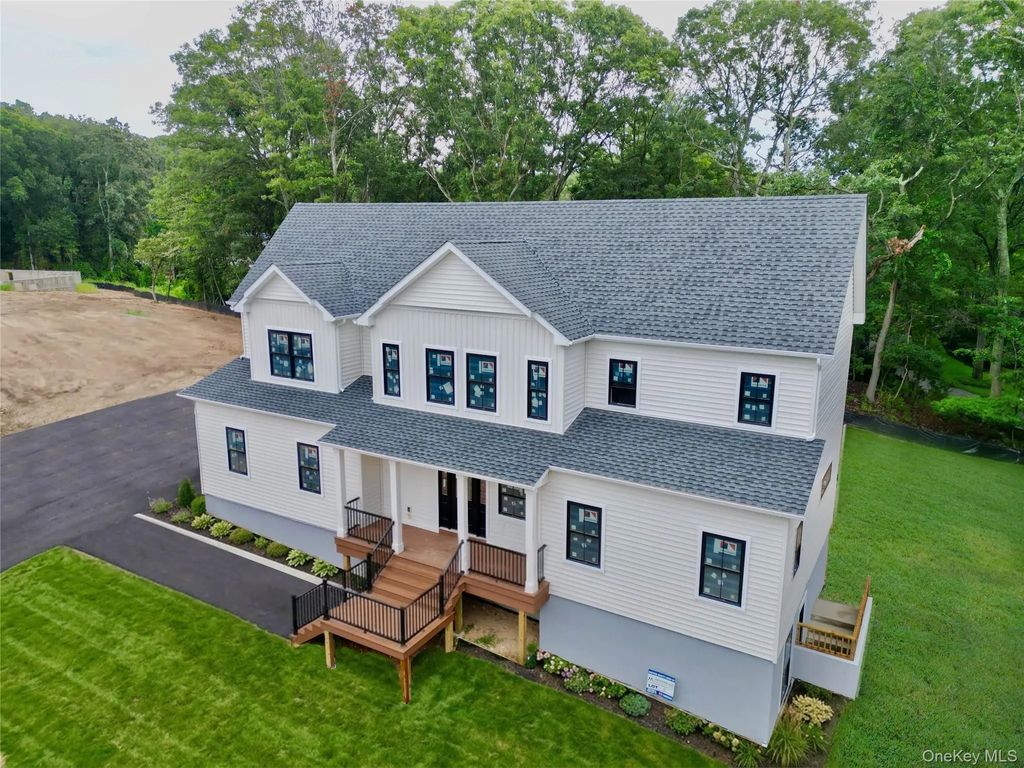 6 Pine Hill Court, Port Jefferson