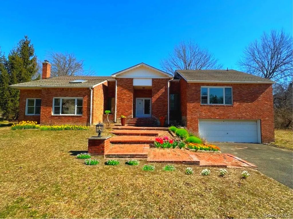 106 Woods Drive, Roslyn