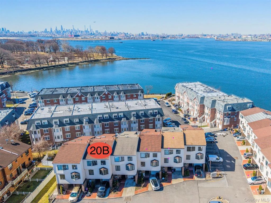 12012 Riviera Court # 20b, College Point
