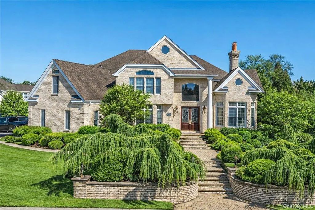 22 Turnberry Court, Dix Hills