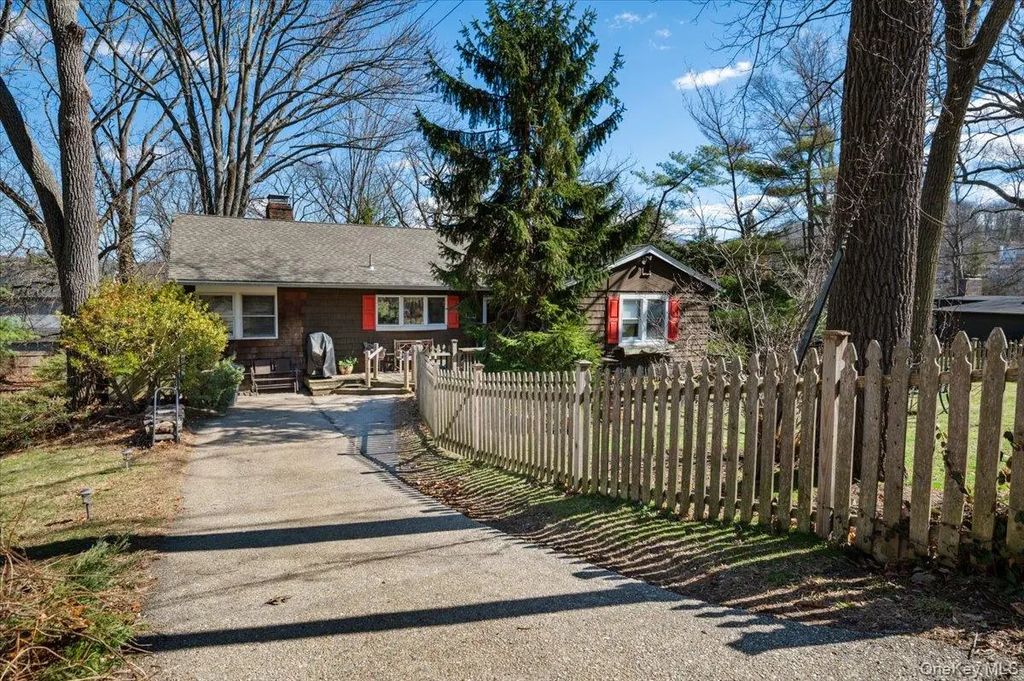 41 Lakeside Drive, Centerport