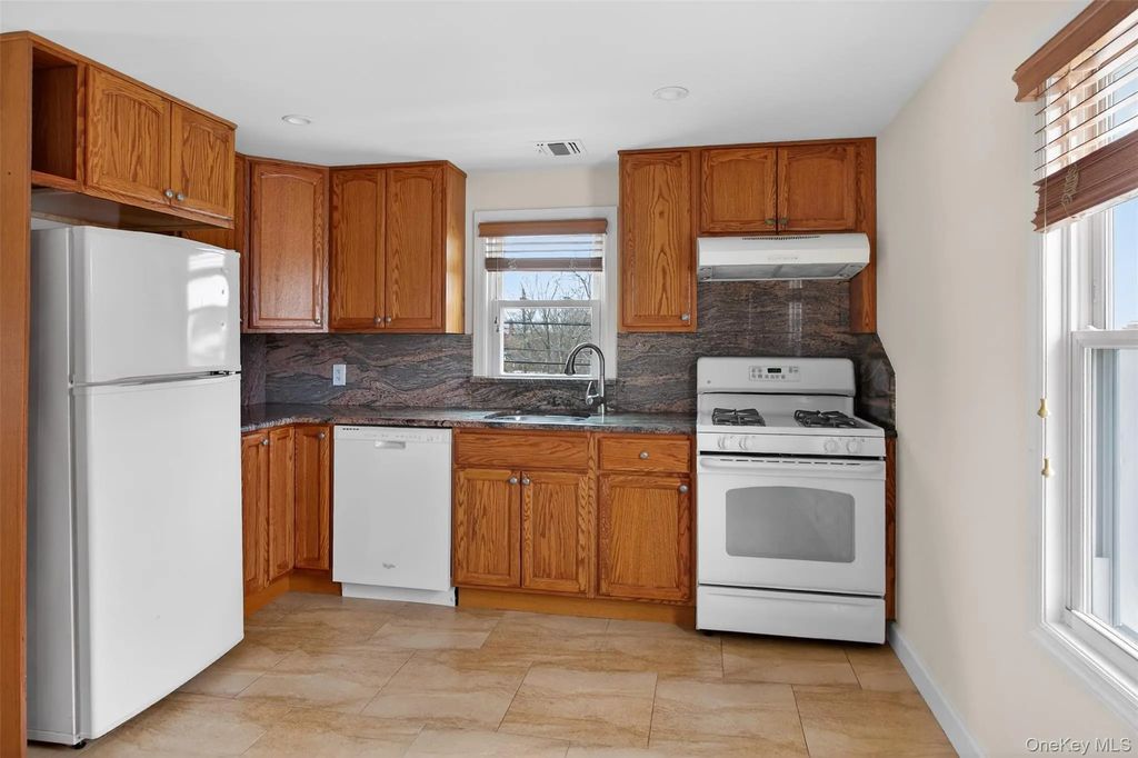 256 Royal Avenue, Mineola