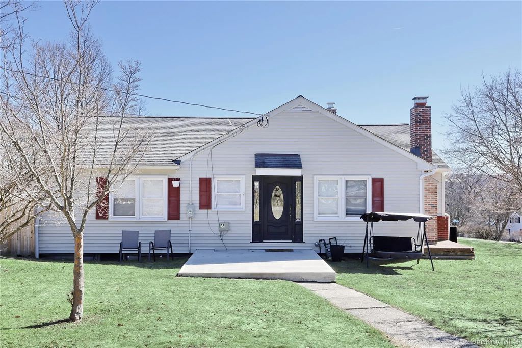 35 Mid Oaks Street, Monroe