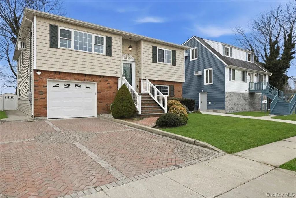 557 Southside Avenue, Freeport