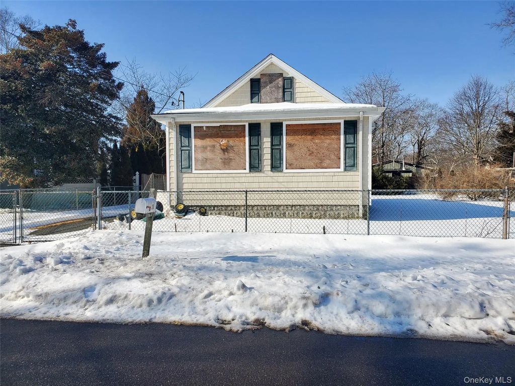 30 Franklin Avenue, Mastic