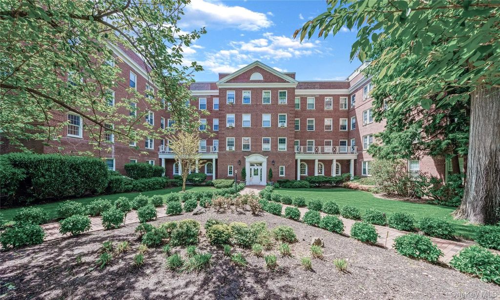90 Knightsbridge Road # 3n, Great Neck