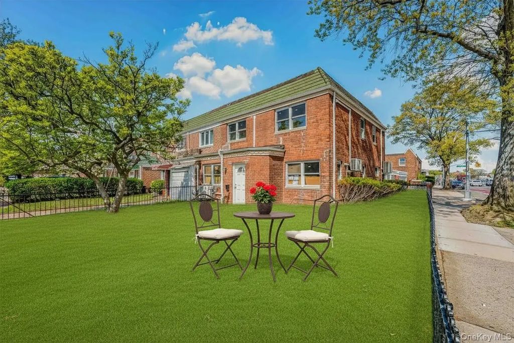 8459 Goldington Court, Middle Village