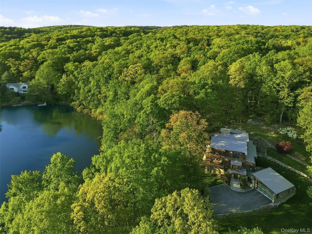 2 Lakeridge Drive, Armonk