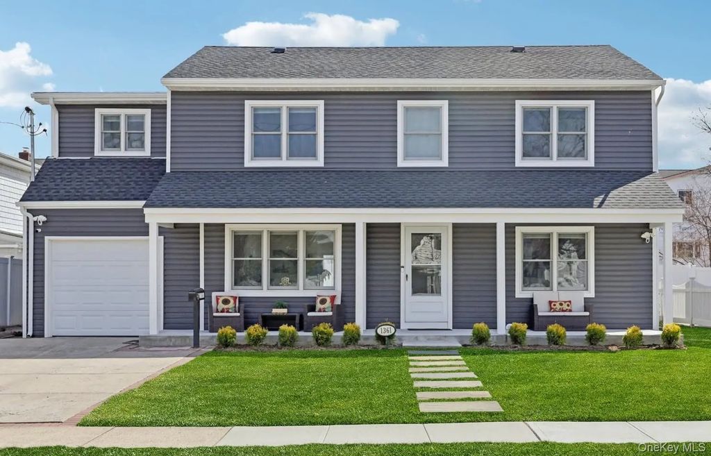 1361 Kew Avenue, Hewlett