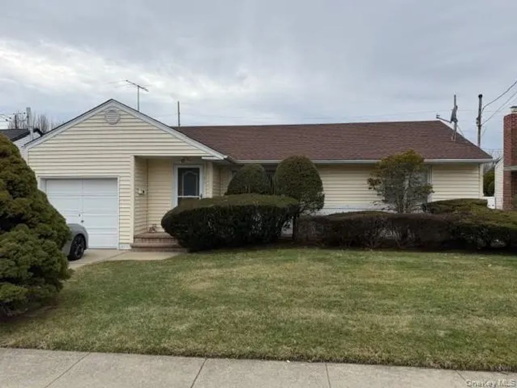 121 Farnum Boulevard, Franklin Square