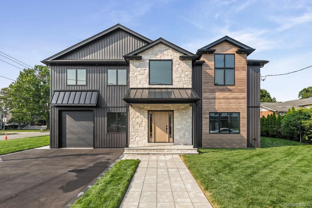 555 Marian Court, East Meadow
